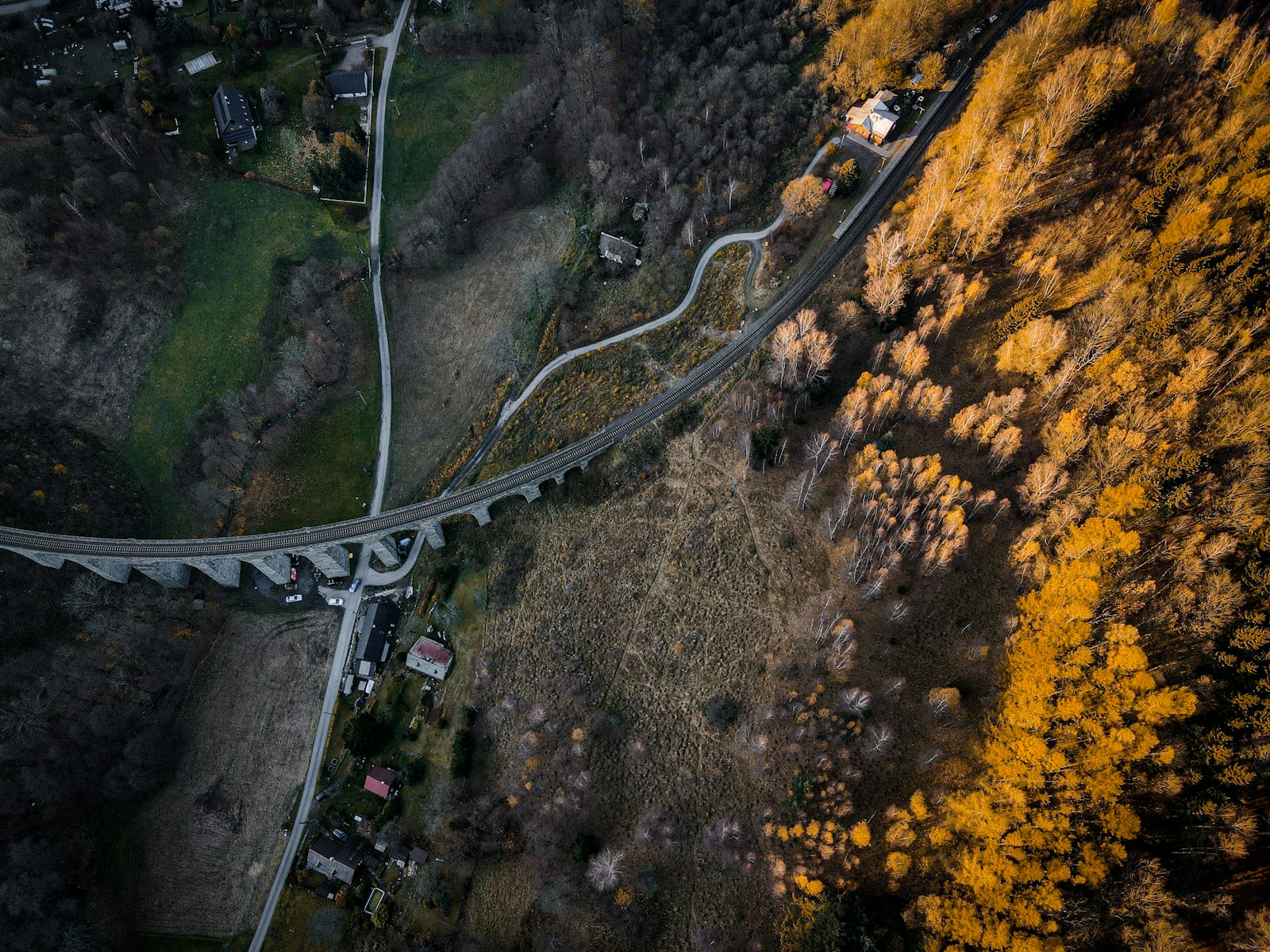 Vue panoramique d'un viaduc ferroviaire en automne en Europe