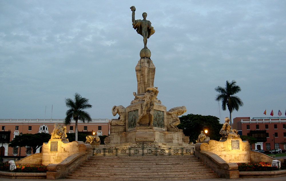 Plaza de Armas de Trujillo - Tours en Trujillo Peru - Excursiones