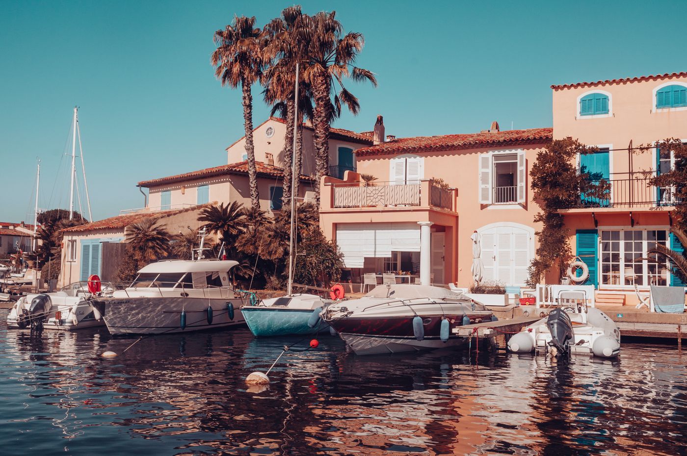 Port de plaisance du village de Port Grimaud sur la Côte d'Azur, avec ses maisons pastel et ses bateaux