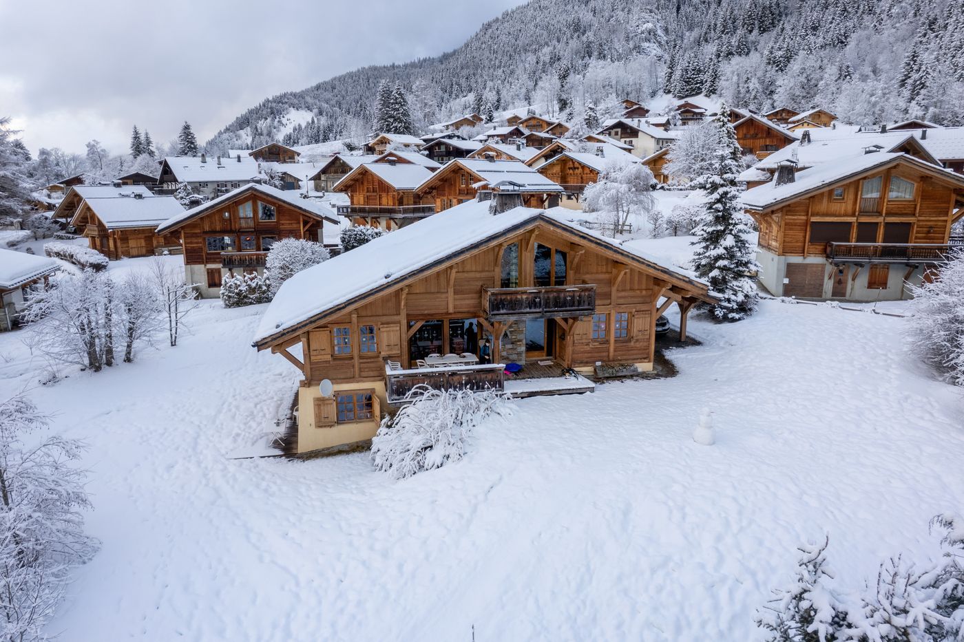 Chalets en bois d'un village de vacances alpin sous la neige