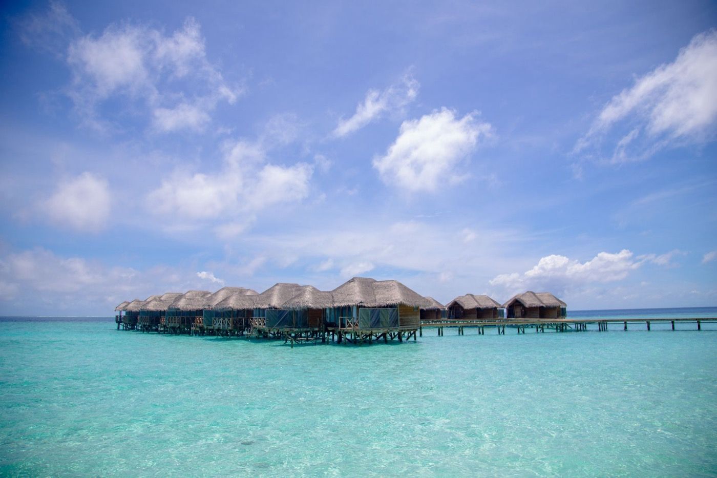 Villas sur pilotis au-dessus d'un lagon turquoise aux Maldives