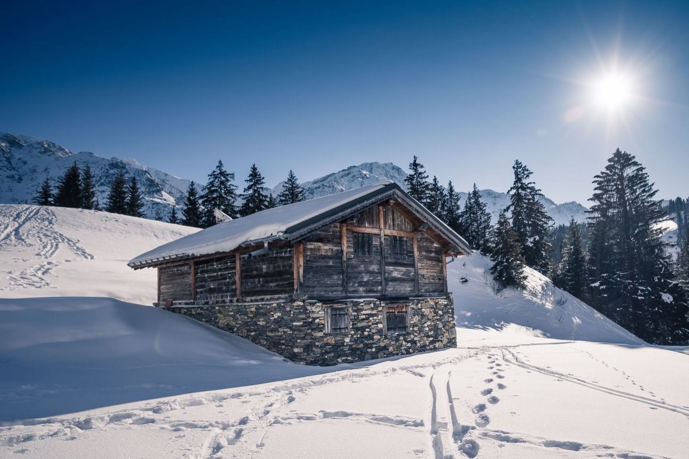Chalet en bois sous la neige dans les Alpes françaises