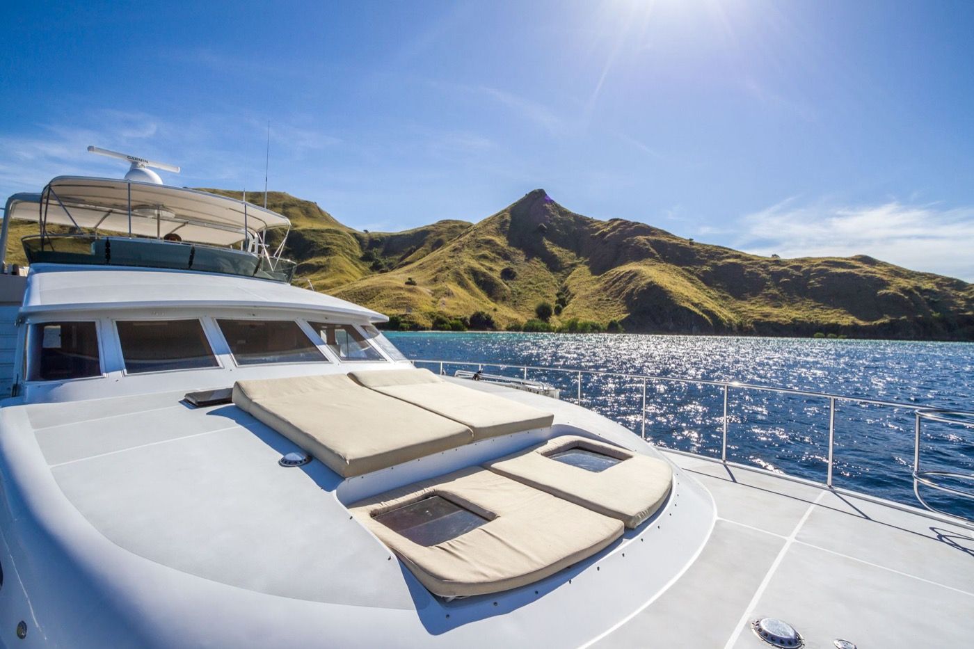 Yacht de luxe naviguant au large dans une mer calme